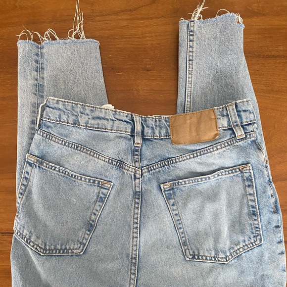 ♠️DIVIDED High Rise Distressed Light Wash Ankle Mom Jeans! Size: 4 - Picture 6 of 8